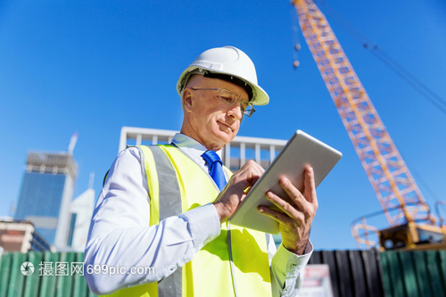 工程師建筑工人施工場(chǎng)景穿著安全背心記事本